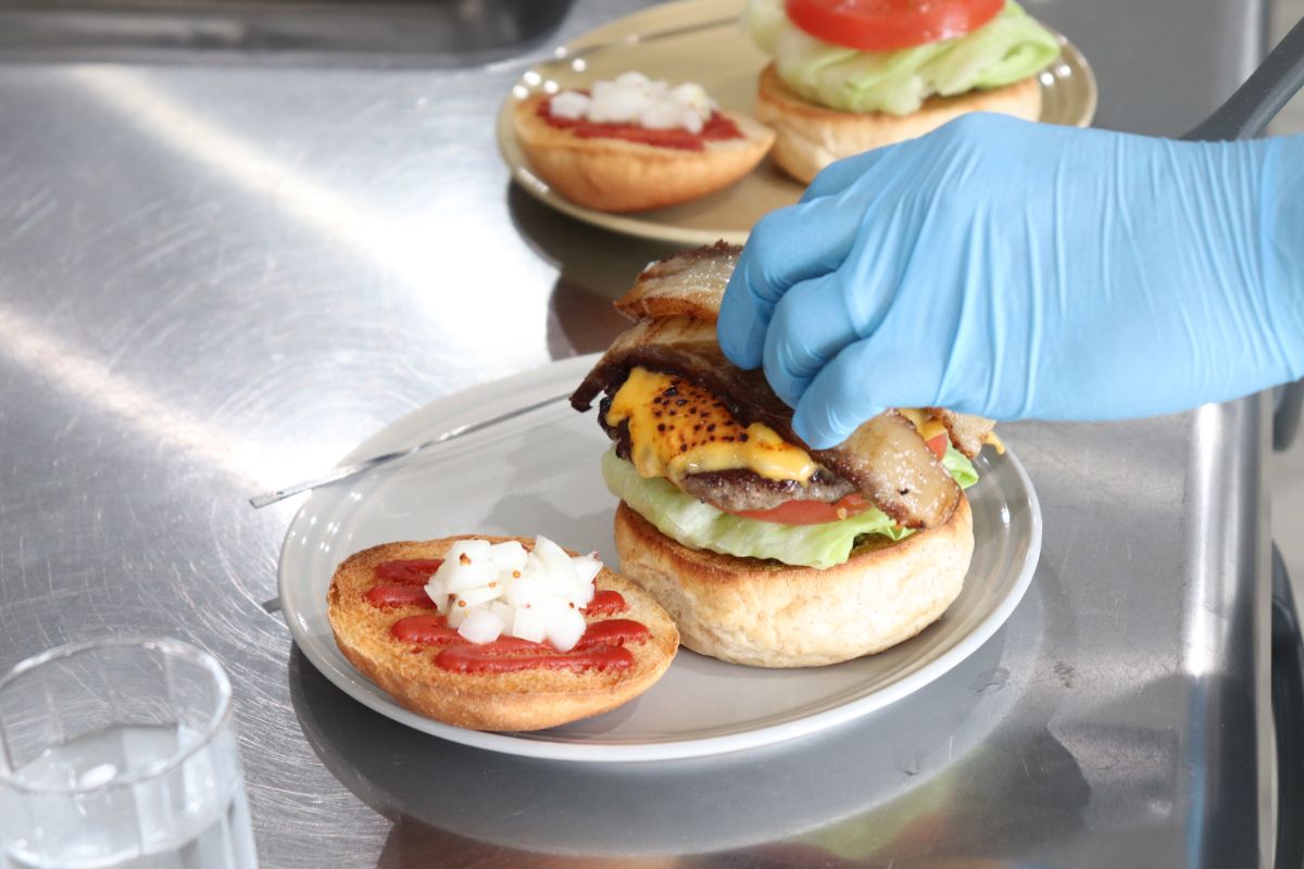 FLOPPY BURGER HOUSE」特別なのに背伸びしない、グルメバーガーと